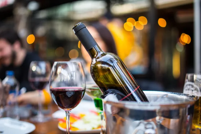 ¿Cómo se deben almacenar correctamente los vinos una vez abiertos?