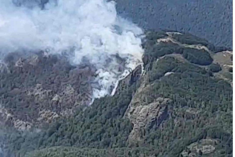 Chile envía dos helicópteros para combatir incendios forestales de Argentina y que amenazan tierra chilena