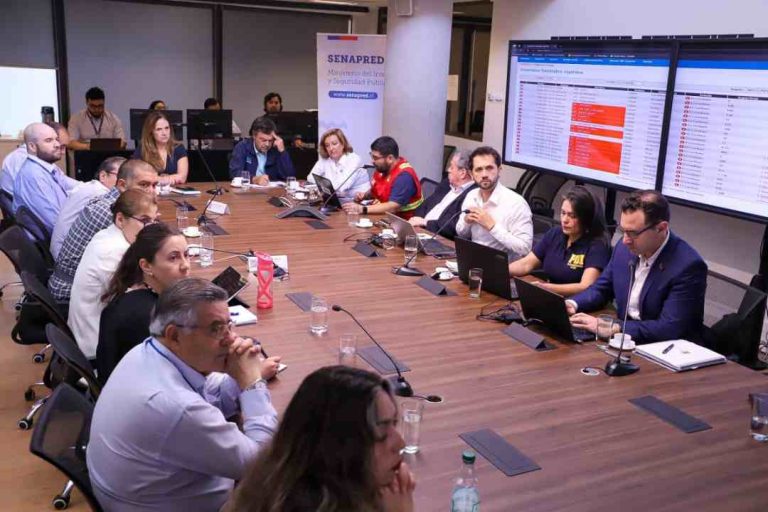 Ministro de Agricultura se traslada a la región de la Araucanía para monitorear el avance de los incendios forestales