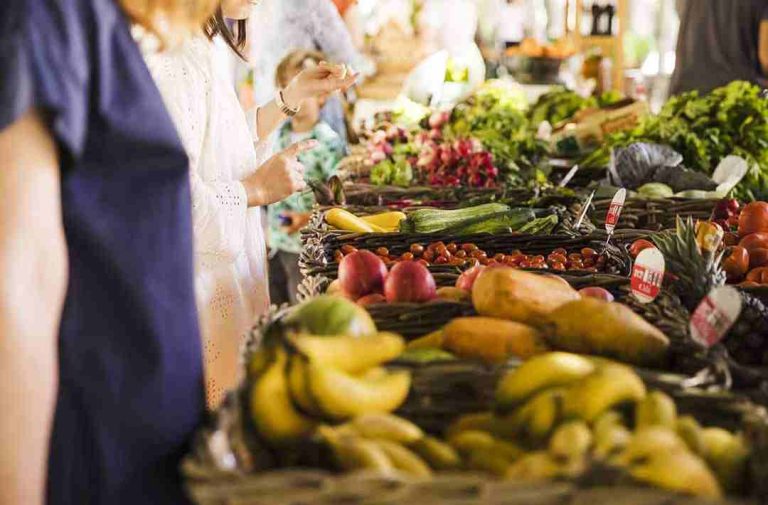 Ministro Valenzuela destaca alza acotada de frutas y hortalizas frescas en los últimos doce meses tras IPC de marzo