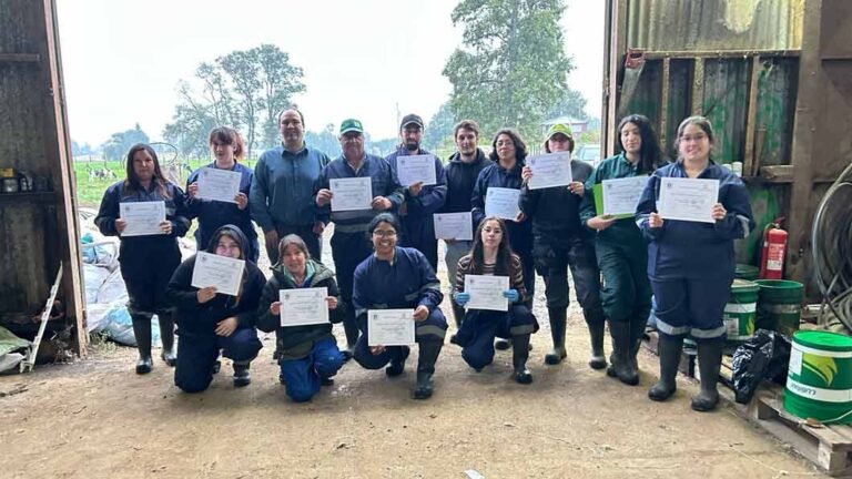 Trabajadores del sector lácteo se capacitan en crianza de terneros a través de OTEC Adolfo Matthei