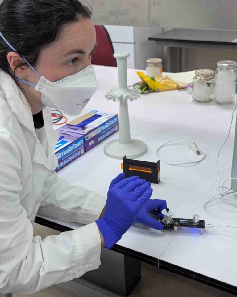 Científicos en Chile crean reactivos y equipos de biotecnología de bajo costo para escuelas y laboratorios
