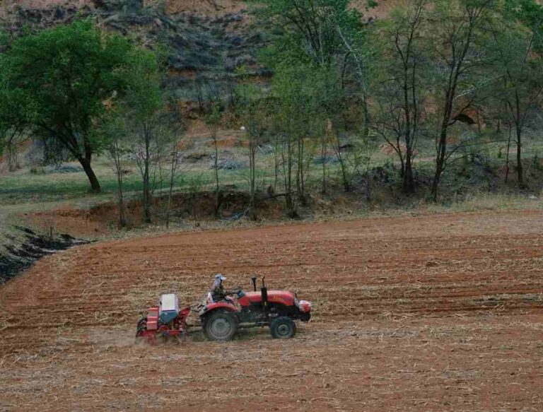El impacto de las lluvias en tractores y maquinaria que ponen problemas a la preparación del suelo