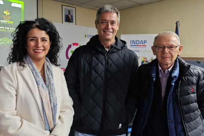 Carlos Meza, referente de Terragénesis, destacó el rol de la "Revitalización de la Tierra" en el Taller "Promotores para el Agro del Futuro" de INDAP