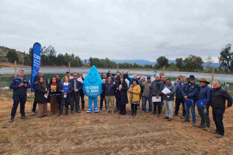 Comisión Nacional de Riego y regantes del canal Bellavista inauguran anhelado tranque que mejorará el riego de 38 agricultores En su visita a la región de Coquimbo, el director de la CNR, Wilson, Ureta, junto al Seremi de Agricultura, Christian Álvarez, y el Coordinador Regional de CNR, Álvaro Espinoza, también encabezaron la entrega de bonificaciones de la Ley de Riego por $2.500 millones, recursos que beneficiarán a regantes de las comunas de La Serena y Coquimbo. La Serena, viernes 11 de julio de 2025- En Pan de Azúcar, sector rural de la comuna de Coquimbo, el Director Ejecutivo de la Comisión Nacional de Riego (CNR), Wilson Ureta; junto al Seremi de Agricultura de Coquimbo, Christián Álvarez; el Coordinador Regional Coquimbo de la CNR, Álvaro Espinoza; y la Delegada Rural Cordillera de la Municipalidad de Coquimbo, Nicole Pizarro; realizaron la entrega de bonificaciones de la Ley de Riego por más de $2.500 millones, que benefician a regantes y organizaciones de las comunas de La Serena y Coquimbo, ocasión en que inauguraron la anhelada rehabilitación del tranque ex CORA Marco Triunfo Campesino, de la Asociación de Canalistas Canal Bellavista. Para el Director Ejecutivo de la CNR, “la entrega de más de $2.500 millones en bonificaciones de la Ley de Riego permite financiar proyectos para las Organizaciones de usuarios, pero también para agricultores individuales, y así puedan usar el agua de manera más eficiente que es lo que necesita la Región de Coquimbo para abordar la escasez hídrica. Para el año 2025 tenemos contemplado fondos disponibles por unos $17 mil millones para financiar proyectos intrapediales y también obras intrapediales como las que hemos entregado en esta oportunidad, y así poner a disposición de los regantes nuestros concursos acordes a sus diversas necesidades de infraestructura”. Durante la jornada, el Seremi de Agricultura, señaló que “estas bonificaciones, por sobre los $2.000 millones, son para futuros proyectos de riego aprobados por la Comisión Nacional de Riego, tales como riegos fotovoltaicos, riegos tecnificados que son fundamentales hoy día para la Región de Coquimbo, particularmente para estas comunas que también están sometidas a una presión importante por la acción del cambio climático. Como gobierno, junto con la Municipalidad de Coquimbo, el Gobierno Regional, y los canalistas, principalmente, estamos respondiendo con esta estrategia de eficiencia hídrica liderada en nuestra región por el Delgado Presidencial Galo Luna, y esperamos dar un fuerte respaldo a la agricultura de la región”. En representación del alcalde de Coquimbo, Alí Manouchehri, la Delegada Municipal Rural Cordillera, Nicole Pizarro, indicó que “en nuestro sector rural, muchos de los agricultores tienen que abastecerse a través de estanques que también postulan a través de programas. Por ello, estas bonificaciones y este estanque permitirán abastecer a los canalistas y a los pequeños agricultores, lo que es un gran logro para el sector. En ese sentido, en representación de nuestro alcalde estamos muy felices de que este beneficio haya podido llegar al sector y en este caso, a través de la Asociación de Canalistas, que son muy muy unidos, siempre están muy organizados, y postularon a la CNR. Con ellos se va a llegar muy lejos, en este sentido, poder cuidar el agua que es un recurso súper importante”. Rehabilitación de embalse ex CORA Marco Triunfo Campesino Además, las autoridades y regantes realizaron el corte de cinta del proyecto de rehabilitación del embalse de regulación corta ex CORA Marco Triunfo Campesino, perteneciente a la Asociación de Canalistas Canal Bellavista, una iniciativa bonificada en el marco de un "Concurso para obras de acumulación y mejoramientos de embalses CORA" de la Ley de Riego. “Estamos inaugurando un tranque de más de 25 mil metros cúbicos que estaba prácticamente en desuso y que con la impermeabilización que se hizo con la Ley de Riego, por más de $270 millones, se beneficia a 38 agricultores y cerca de 160 hectáreas de cultivo, ya que pudimos mejorar la gestión del canal Bellavista y el marco Triunfo Campesino, algo que queremos destacar y que ojalá se replique en otros rincones en la comuna y la región”, puntualizó el Director Ejecutivo de la Comisión Nacional de Riego. En nombre de los regantes, el presidente de la Asociación de Canalistas canal Bellavista, Bruno Zandonai, destacó que “como directorio, al tomar la administración en el año 2016, nos impusimos una meta de utilizar la Ley de Riego de manera intensiva, porque sabíamos lo que se venía. Si no hubiésemos hecho la inversión con la CNR, el canal Bellavista no tendría una gota de agua en este estanque que está a nuestra espalda. Aproximadamente desde el año 2016 a la fecha, se han impermeabilizado más de 18 kilómetros de cauce, entre ellos 8 kilómetros del canal matriz y 10 kilómetros de los canales secundarios”.