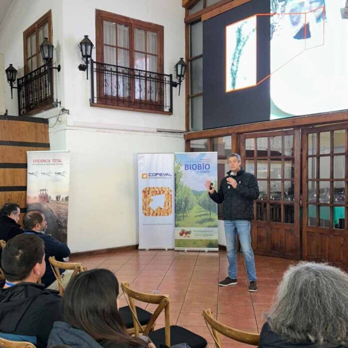 Carlos Meza en seminario "Sustentabilidad en el Cultivo de Avellano - Futuro del negocio del avellano en Chile y el mundo"