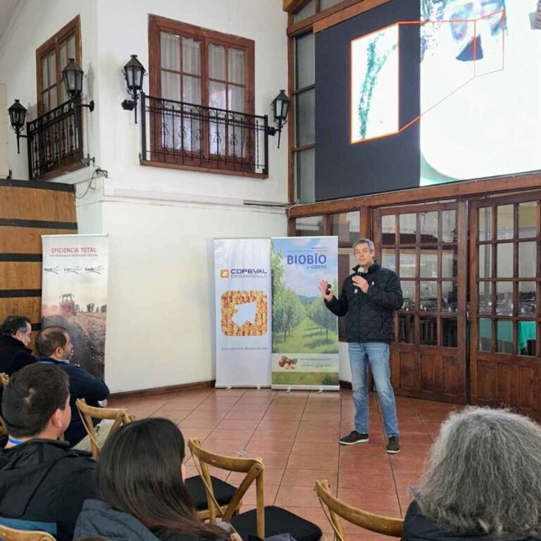 Carlos Meza en seminario "Sustentabilidad en el Cultivo de Avellano - Futuro del negocio del avellano en Chile y el mundo"