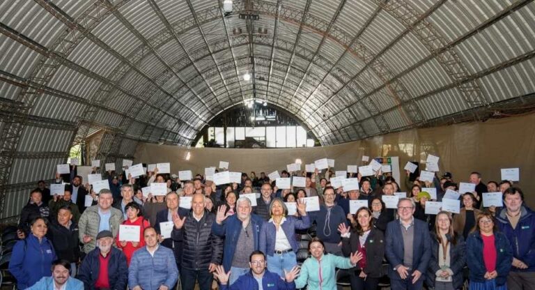 Proyecto de Fruticultura Sostenible entrega 100 becas para postítulo y 42 agricultores participarán en giras internacionales