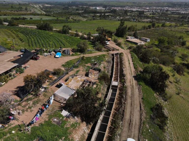 Regantes del canal Camarico optimizarán el recurso hídrico mediante obra de revestimiento bonificada por la Ley de Riego
