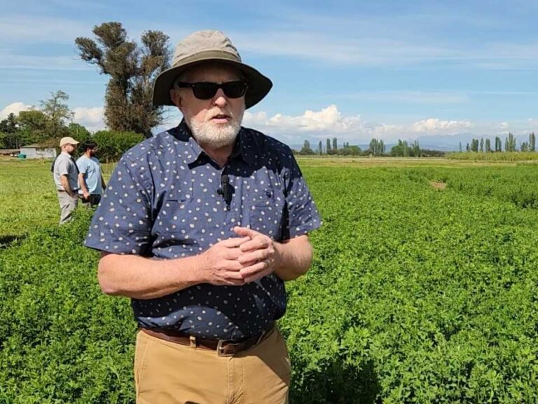 Experto mundial en alfalfa conoció trabajo de INIA para fortalecer investigación frente al cambio climático