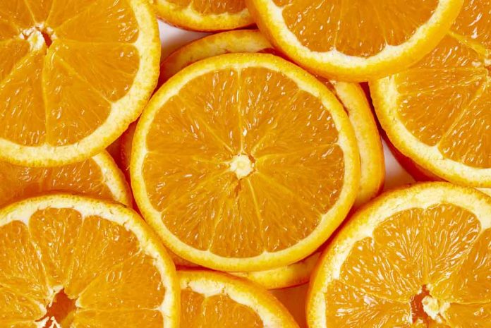 SENASA verificó que la fruta haya recibido tratamiento contra la Mosca de la fruta, para garantizar estándares internacionales de sanidad. El SENASA certificó en Entre Ríos el primer envío con destino a Ecuador de naranjas frescas argentinas tratadas oficialmente contra la Mosca de la fruta (SENASA) El Servicio Nacional de Sanidad y Calidad Agroalimentaria (SENASA) certificó en Entre Ríos el primer envío con destino a Ecuador de naranjas frescas argentinas tratadas oficialmente contra la Mosca de la fruta (Ceratitis capitata), marcando un hito histórico para la región citrícola de Concordia y la Provincia. El organismo descentralizado de la Secretaría de Agricultura, Ganadería y Pesca de la Nación (SAGPyA) es el encargado de garantizar la sanidad de los cítricos durante toda la cadena productiva y certifica que se cumplan con las condiciones fitosanitarias establecidas por el país comprador para los productos vegetales argentinos. El envío de 20 pallets con 1.592 cajas y un peso total de 23.880 kilogramos, se realizó cumpliendo el Plan de Trabajo Operativo (PTO) firmado entre SENASA y Agrocalidad de Ecuador, que establece los requisitos fitosanitarios para la exportación de cítricos a ese mercado. Entre ellos se incluyen el registro oficial de productores y empacadoras, la aplicación de buenas prácticas agrícolas (BPA), el manejo integrado de plagas, procesos de selección y lavado, y el tratamiento cuarentenario de frío obligatorio (2,2 °C por 21 días). La operación finalizó con inspección oficial, muestreo de frutos y la emisión del Certificado Fitosanitario de Exportación con la declaración adicional acordada con Ecuador (SENASA)La operación finalizó con inspección oficial, muestreo de frutos y la emisión del Certificado Fitosanitario de Exportación con la declaración adicional acordada con Ecuador (SENASA). La operación finalizó con inspección oficial, muestreo de frutos y la emisión del Certificado Fitosanitario de Exportación con la declaración adicional acordada con Ecuador.A fines del mes de octubre de 2024, Ecuador y Argentina firmaron el plan de trabajo donde se prevé los requisitos fitosanitarios para el ingreso de fruta fresca cítrica
