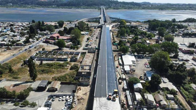 El Ministerio de Obras Públicas (MOP) de la Región del Biobío, por medio de la dirección de Vialidad, informó acerca de los avances en el proceso de asfaltado de la superestructura, también de la instalación de barreras laterales de hormigón, entre otros aspectos. Así lo confirmó el seremi de Obras Públicas, Hugo Cautivo, quien expresó que “estamos ya entrando en una etapa final de lo que es el viaducto Chacabuco, con los trabajos de asfaltado de la superficie de rodado, que en poco tiempo más permitirá transitar por este lugar”. “En este minuto estamos terminando lo que son las pavimentaciones, lo que son los muros aledaños. Esperamos que durante los primeros días de marzo esto ya esté terminado en lo que es el área de trabajo del viaducto Chacabuco”, dijo Cautivo. La obra, que ya cuenta con la instalación completa de sus vigas estructurales, tiene como prioridad enfocarse en los acabados finales, como las aceras de hormigón y ciclovías. Por otro lado, en el nuevo anfiteatro de San Pedro de la Paz se progresa con las gradas, en un espacio que permitirá la realización de actividades culturales, recreativas, y que va a implicar de alguna forma un aporte al desarrollo”, destacó la autoridad del MOP. Respecto de los plazos, Cautivo adelantó que “tuvimos que realizar una modificación del convenio de este contrato por el cambio de normativa en materia de iluminación, lo que también significó un cambio de diseño. Ya con esas autorizaciones vamos a empezar recién con la ejecución de obra de todo lo que es el proyecto de iluminación a partir de marzo de este año y por lo mismo la fecha de término, desde el punto de vista contractual se proyecta para junio de este año”. Se estima que el viaducto esté finalizado en junio del 2026, con el objetivo de aportar notoriamente a la reducción de tiempos de viaje y la descongestión vial en la comuna de San Pedro de la Paz y la conexión con Concepción.